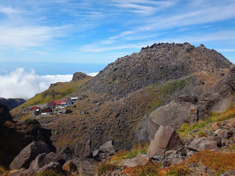 七高山から見た鳥海山の新山