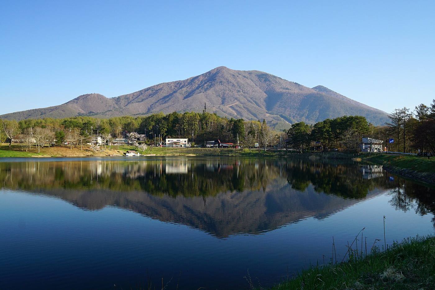 大座法師池と飯縄山