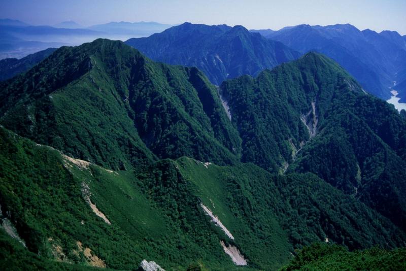 針ノ木岳から見た北葛岳と七倉岳