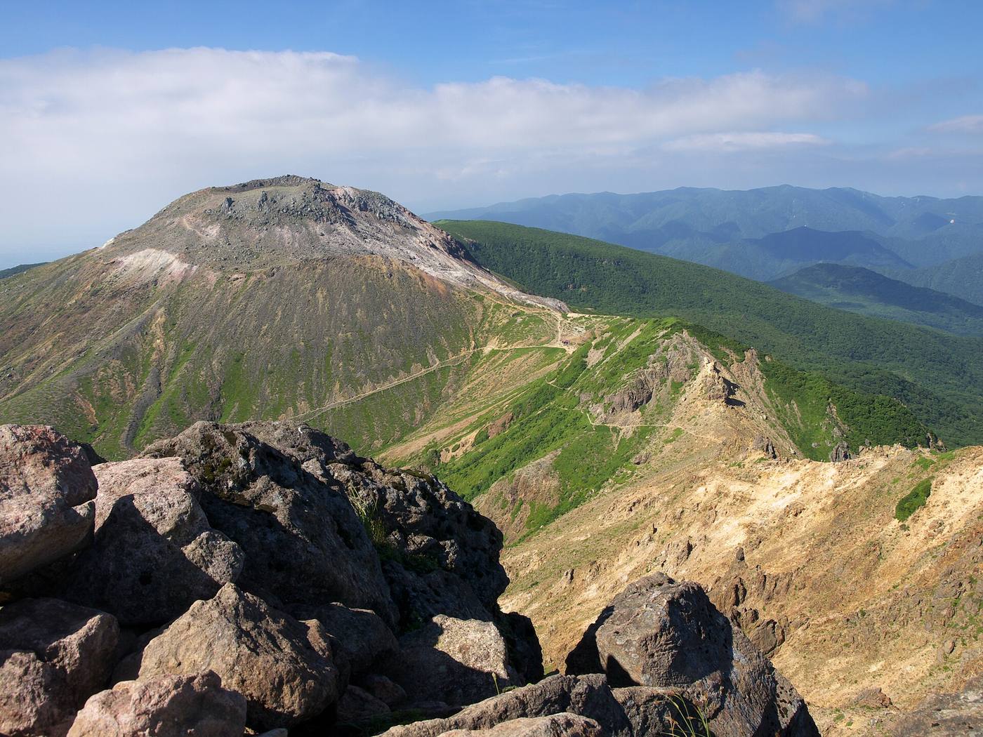 朝日岳から見た茶臼岳