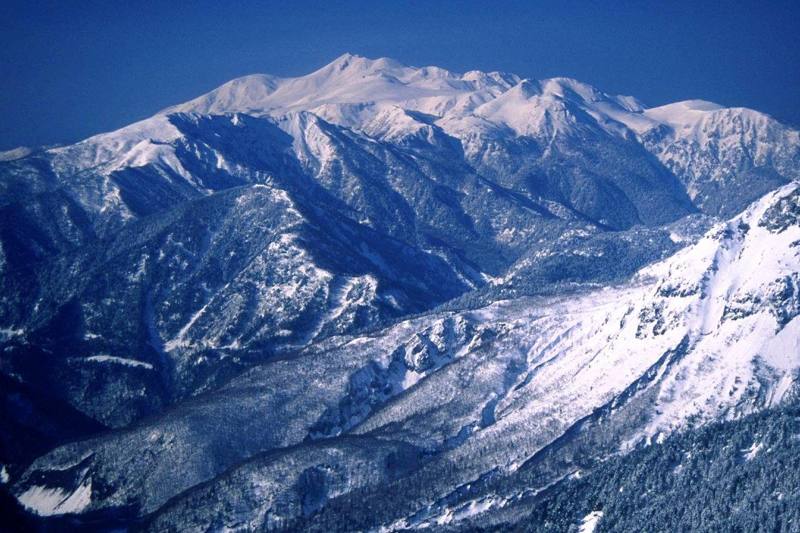 西穂高岳から見た乗鞍岳（4月）