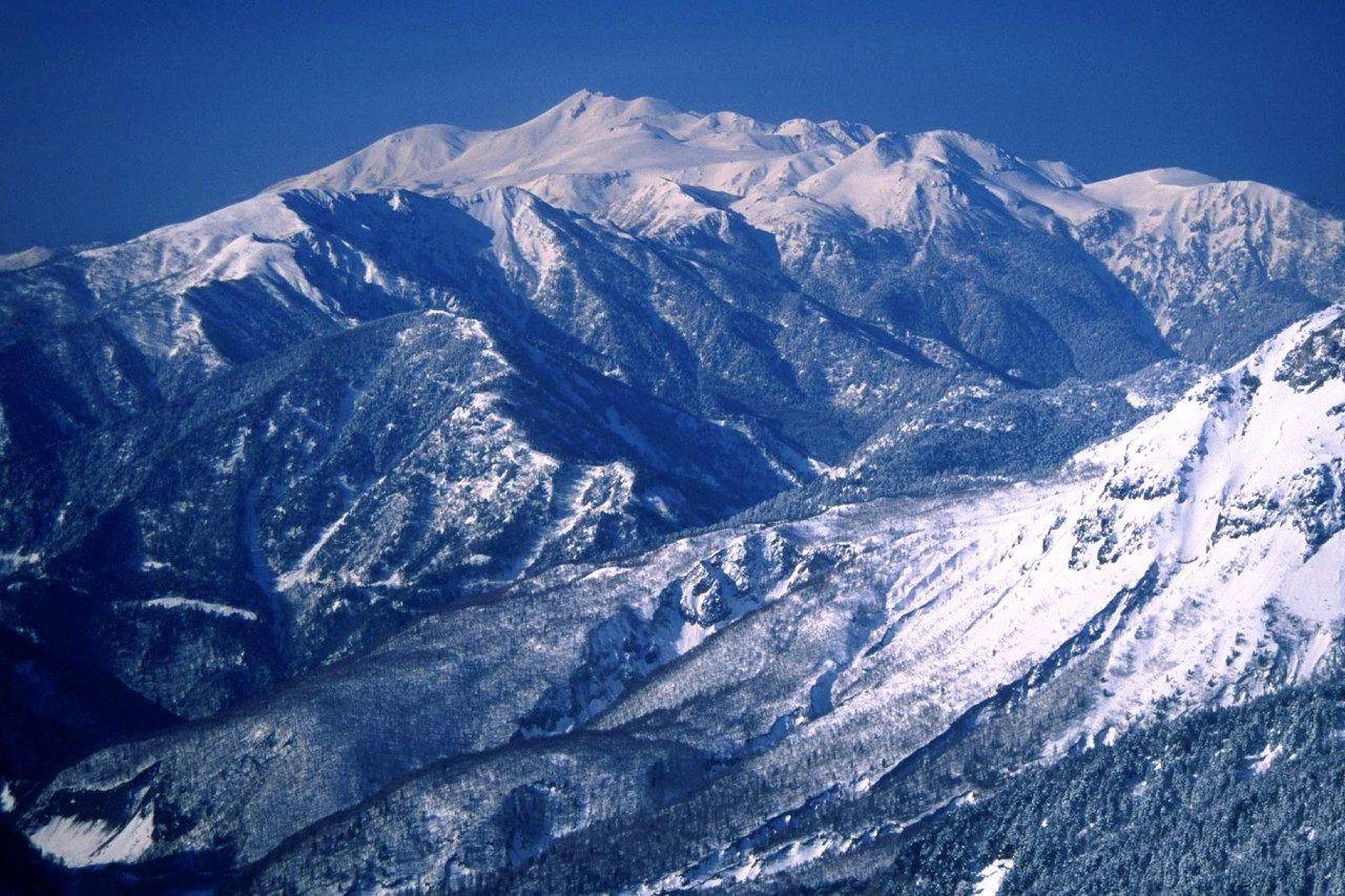 西穂高岳から見た乗鞍岳(4月)