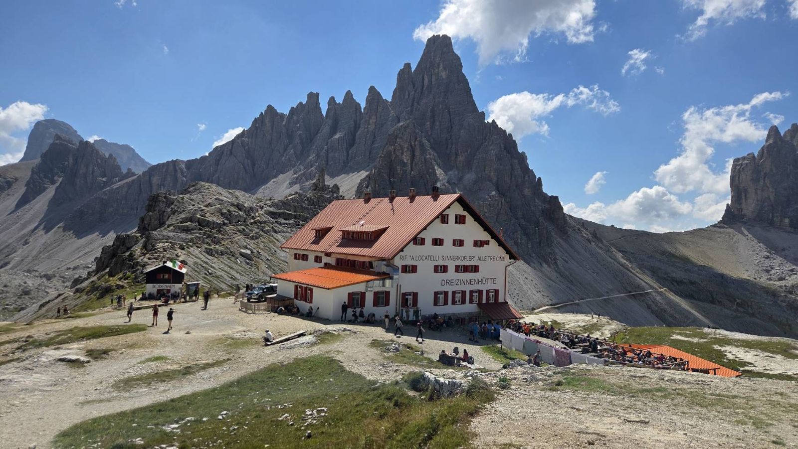 岩峰に囲まれた赤い屋根の山小屋 Rifugio Locatelli